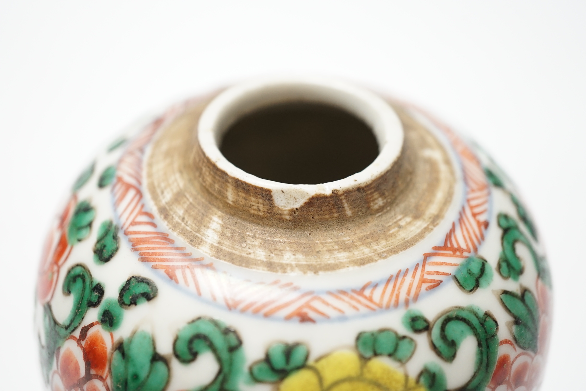 A Chinese wucai ovoid jar, Shunzhi/Kangxi period, 17th century, 11cm
